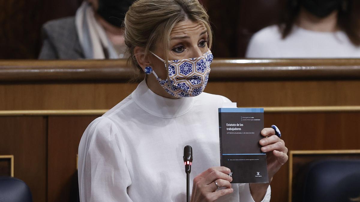 Yolanda Díaz mostra l'estatut dels treballadors a Macarena Olona