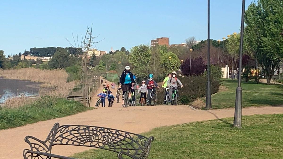 Participantes en el proyecto una &#039;Tarde de bicis&#039; del Grupo Joven de Suerte de Saavedra.