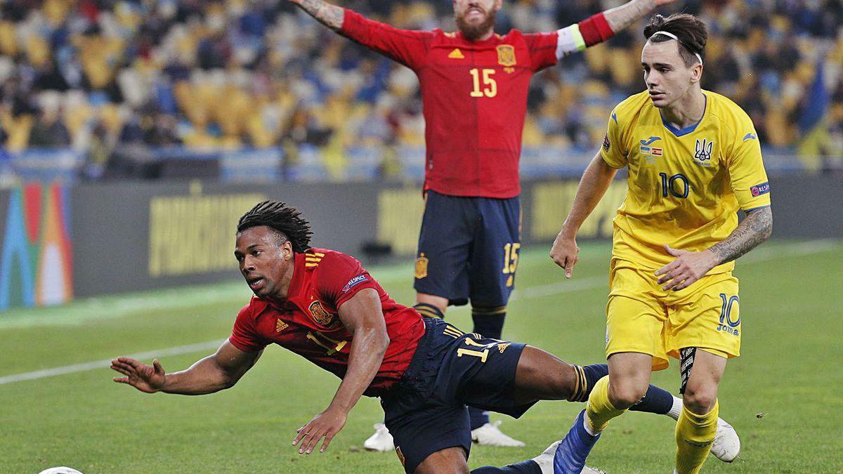 Traoré cae al suelo en una jugada del partido de ayer entre Ucrania y España.