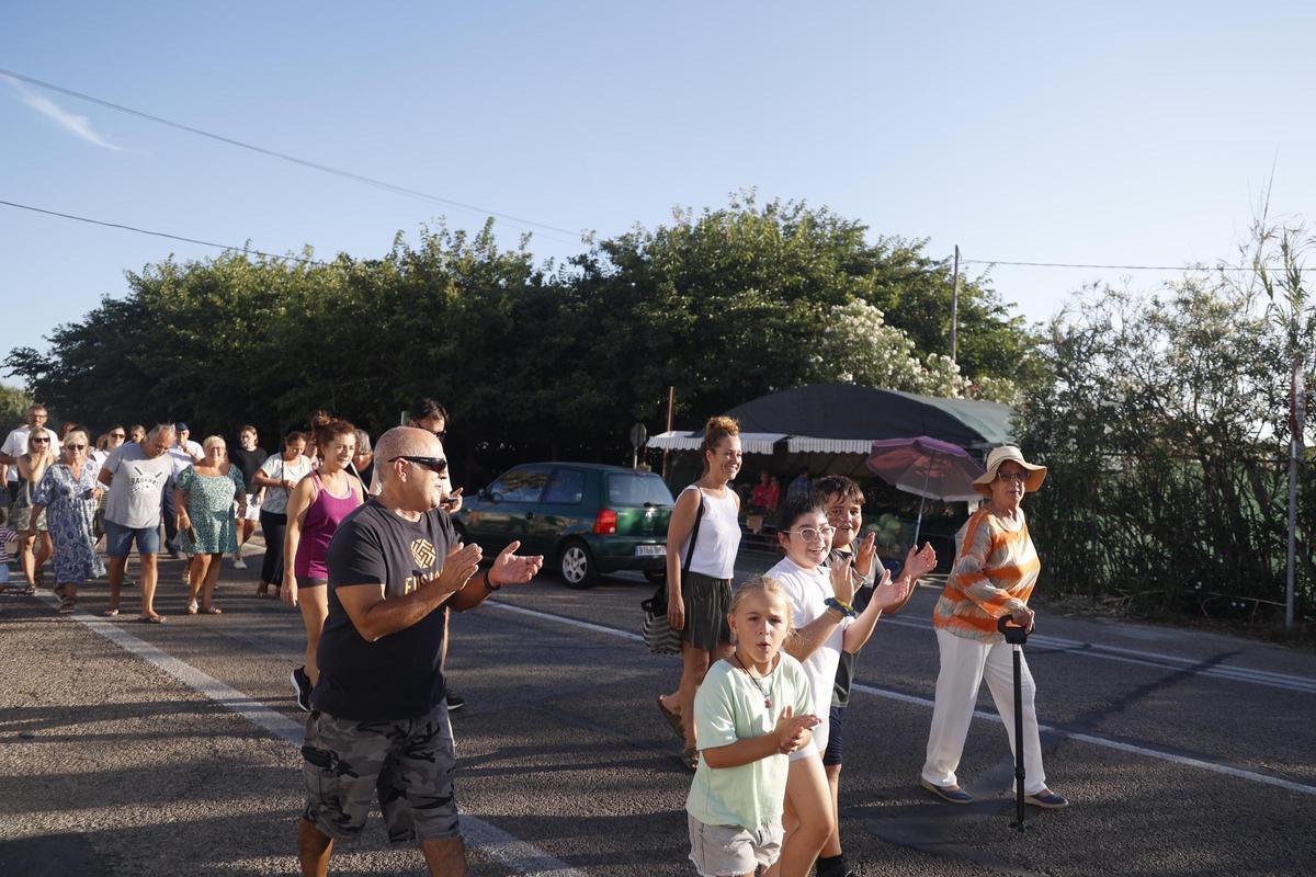 La manifestación en El Perellonet, en imágenes: exigen playas limpias y el control de las compuertas de l'Albufera