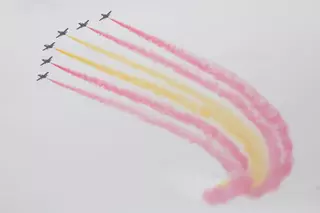 Los cazas de la Patrulla Águila hacen sus últimas acrobacias ante el Rey en su vuelo de despedida