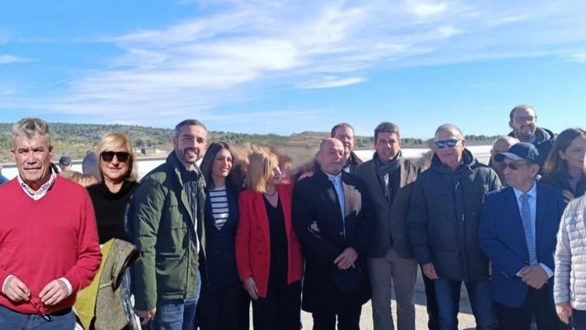 A la izquierda, los dos representantes del PP de Monforte en la visita de Mazón al embalse de El Toscar.