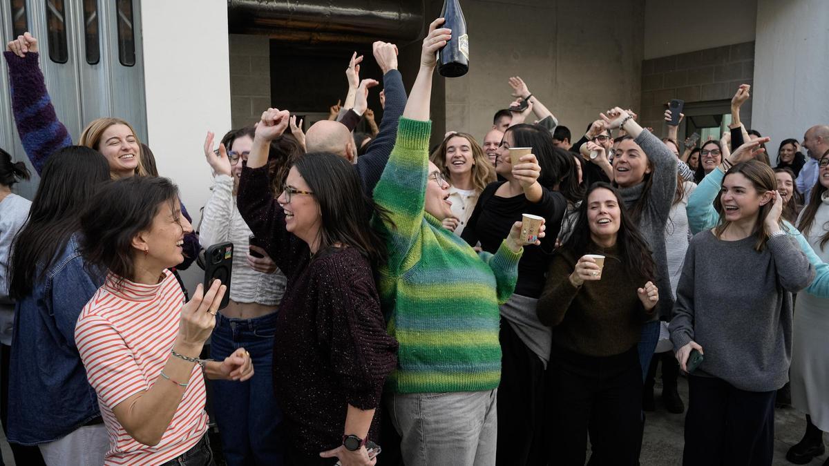 Alegría en una administración de lotería española que ha vendido uno de los premios de la Lotería de Navidad 2025.