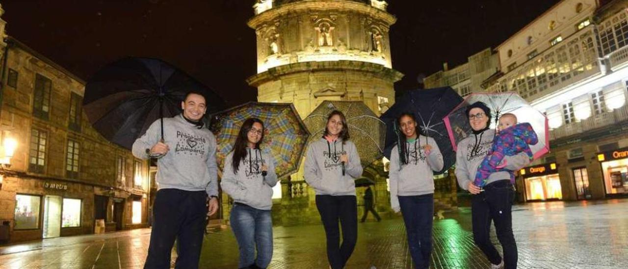 Las tres jóvenes junto a Mauro Jorge Silva, Isabel Blanco y su hija, ayer en la Plaza de A Peregrina. // Gustavo Santos