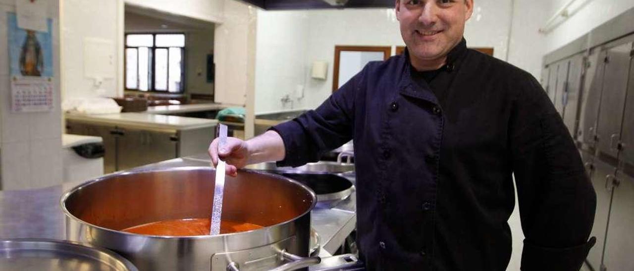 Florentino Menéndez, entre los fogones de la Cocina Económica.