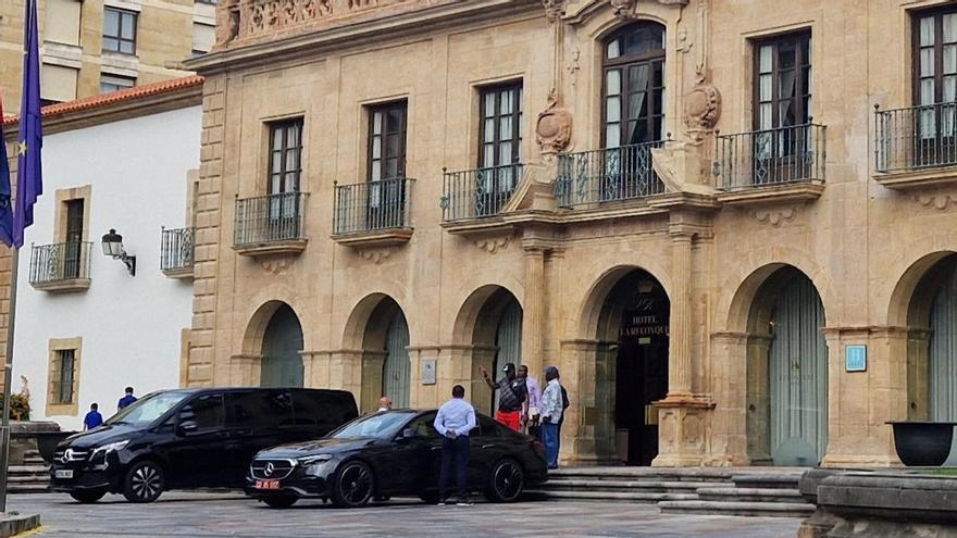 Visita ilustre a Oviedo: el hombre fuerte del presidente de Angola sorprende con un lujoso convoy en un conocido centro comercial
