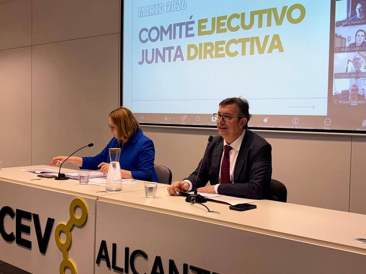 Inmaculada Garcia y Vicente Lafuente han presentado el informe de impacto del conflicto a la Junta de la CEV.