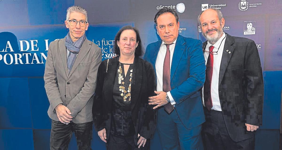 Ubaldo Aracil, responsable de comunicación de la Plaza de Toros de Alicante; la asesora de la Conselleria de Presidencia Pilar Tébar; el periodista taurino José Germán Estela; y Enrique Tébar, en representación del Colegio de Ingenieros de Telecomunicaciones