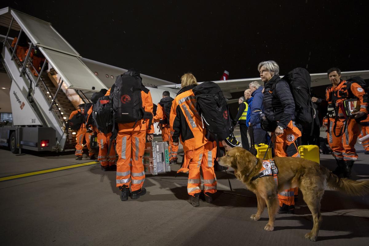 Zurich (Switzerland), 06/02/2023.- Swiss experts and rescuers with service dogs board an airplane to the earthquake-hit Turkey at Zurich Airport, in Zurich, Switzerland, 06 February 2023. A powerful 7.8 magnitude earthquake rocked wide swaths of Turkey and Syria early Monday, toppling hundreds of buildings and killing more than 2,300 people. Hundreds were still believed to be trapped under rubble, and the toll was expected to rise as rescue workers searched mounds of wreckage in cities and towns across the area. (Terremoto/sismo, Suiza, Siria, Turquía) EFE/EPA/MICHAEL BUHOLZER