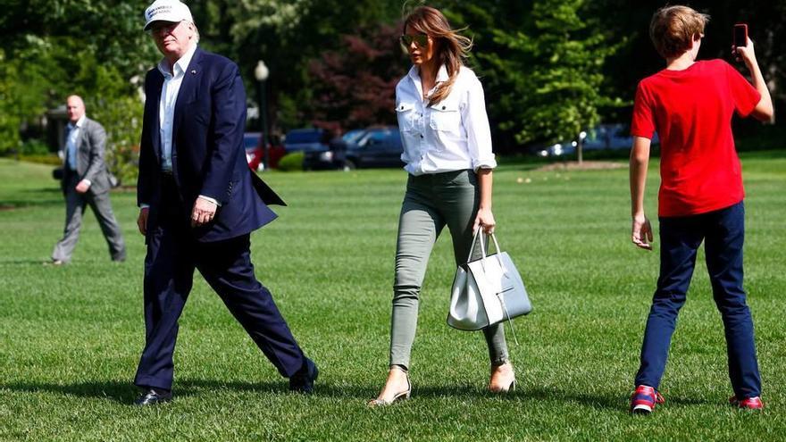 Trump, su esposa, Melania, y el hijo común, ayer en la Casa Blanca.