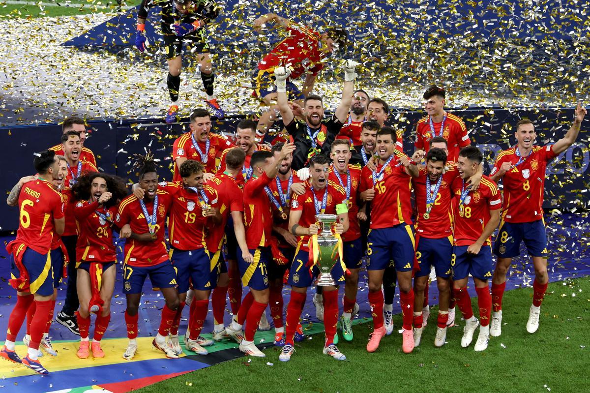 Berlin (Germany), 14/07/2024.- Spain captain Alvaro Morata lifts the trophy after the team won the UEFA EURO 2024 final soccer match between Spain and England, in Berlin, Germany, 14 July 2024. Spain won 2-1. (Alemania, España) EFE/EPA/GEORGI LICOVSKI / FUTBOL. EUROCOPA 2024. SELECCION ESPAÑOLA. ESPAÑA. INGLATERRA. COPA. CAMPEONES