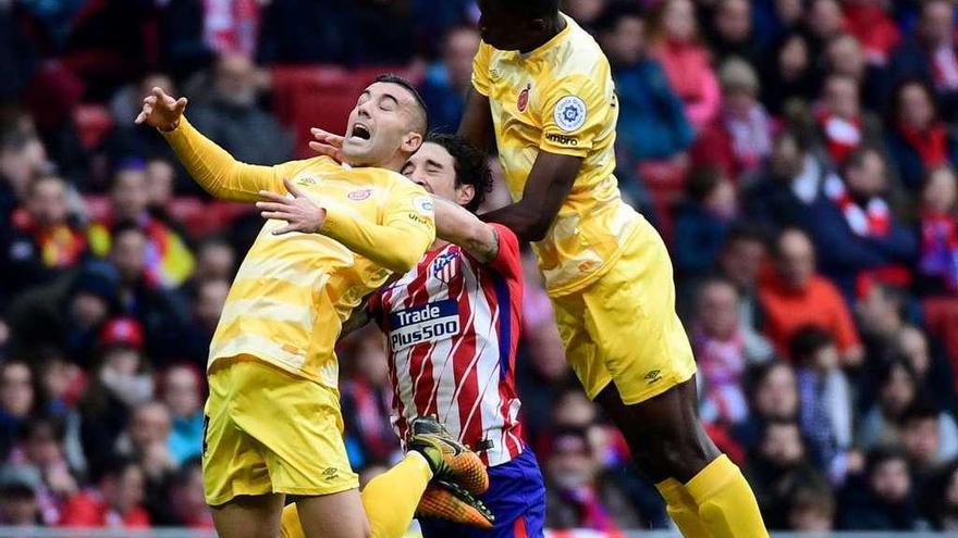 Vrsaljko salta entre Borja García y Olunga durante el Atlético-Girona del pasado 20 de enero.