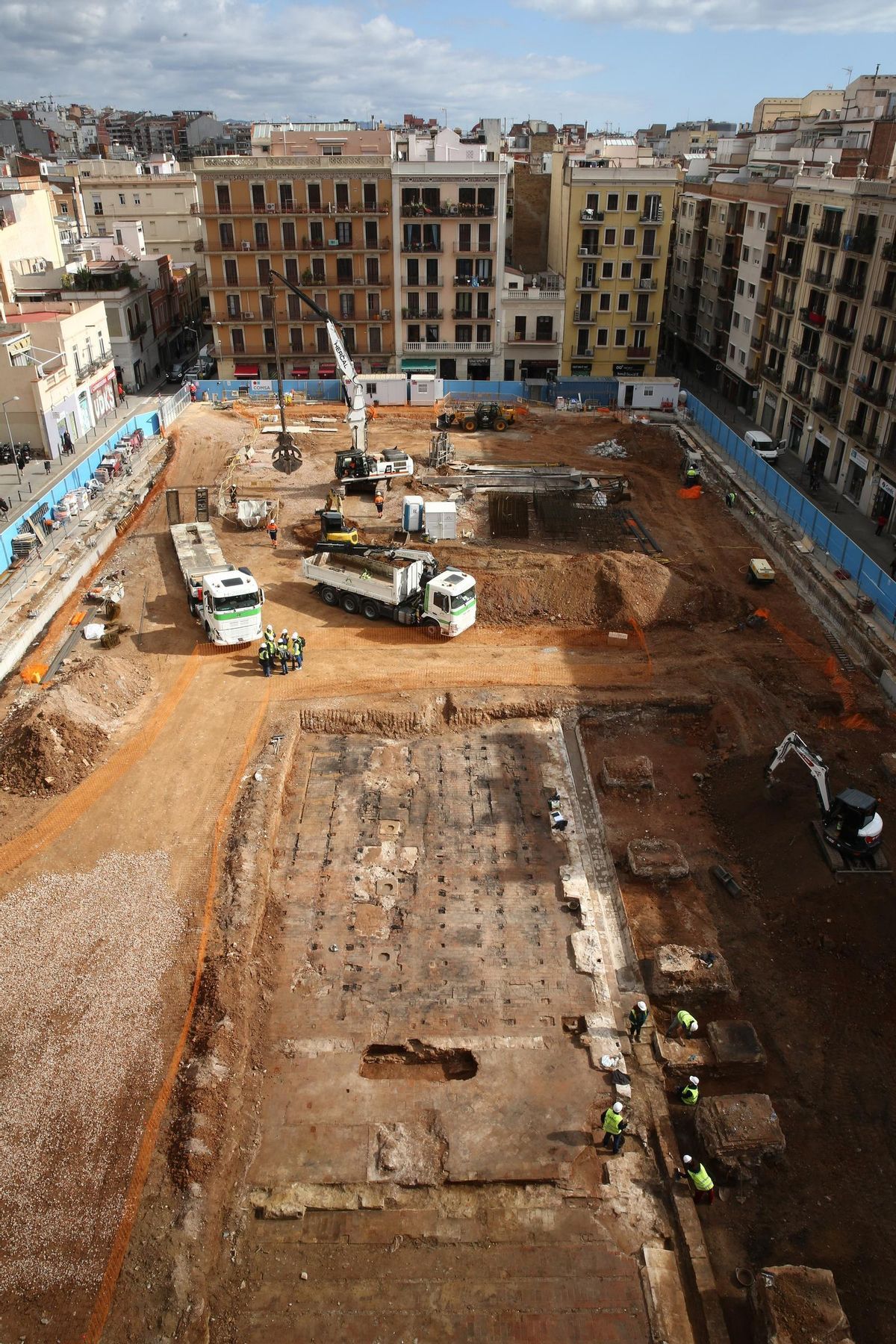 La excavación en el Mercat de lAbaceria deja al descubierto los primeros restos de la fábrica Puigmartí. Está previsto que la excavación arqueológica finalice a principios de abril