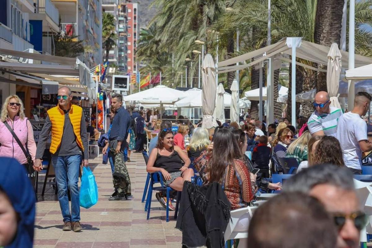 El buen tiempo ha llenado las terrazas de Cullera esta Semana Santa.