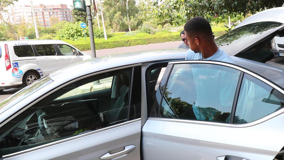 Lino, entrando a un coche al poco de llegar a Valencia