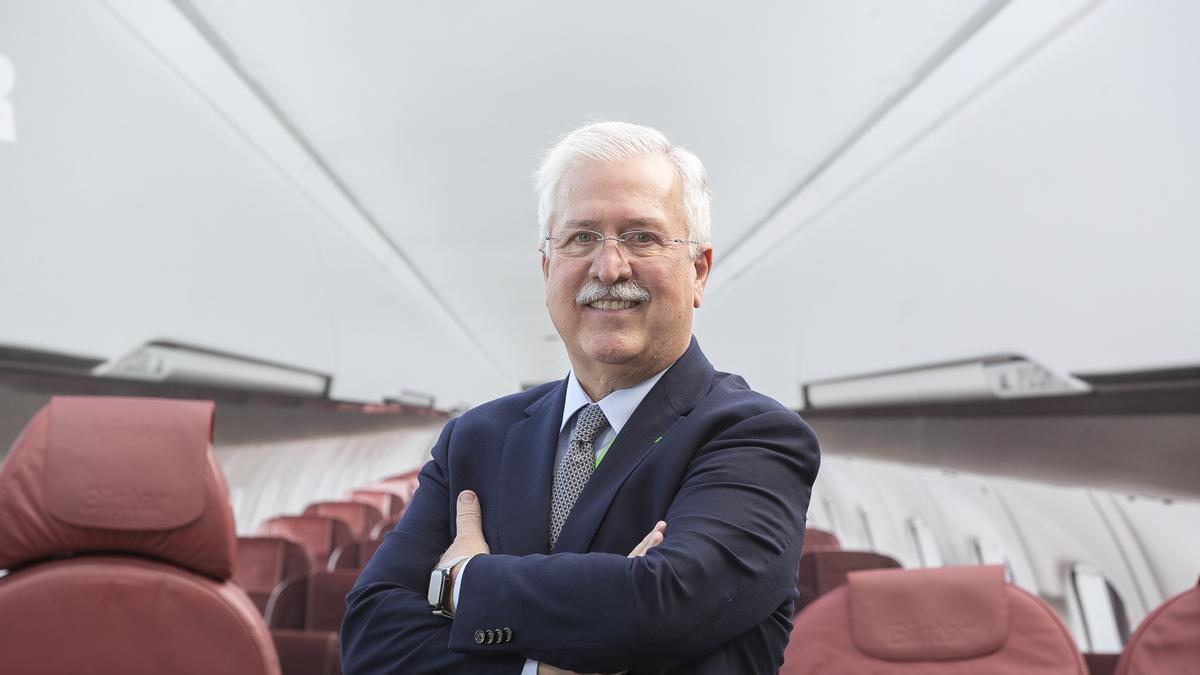 Juan Ramsden, el coordinador general de Binter, en el interior de un avión de la compañía.