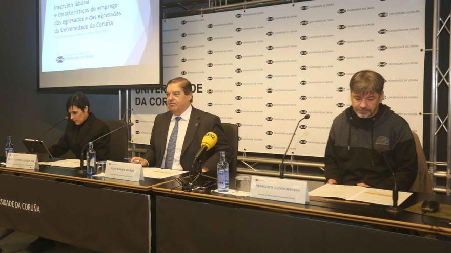 María José Lombardía, Julio Abalde y Francisco José León, en la presentación del informe. | // IAGO LÓPEZ