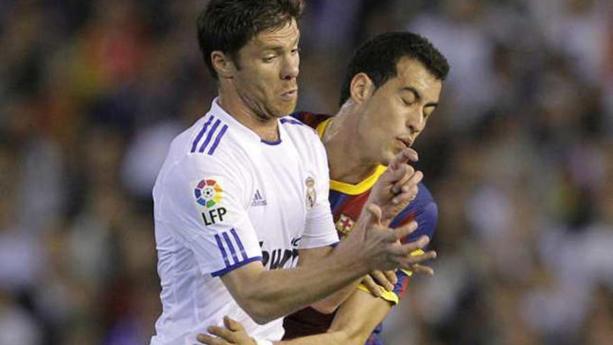 Busquets y Xabi Alonso en uno de los clásicos.