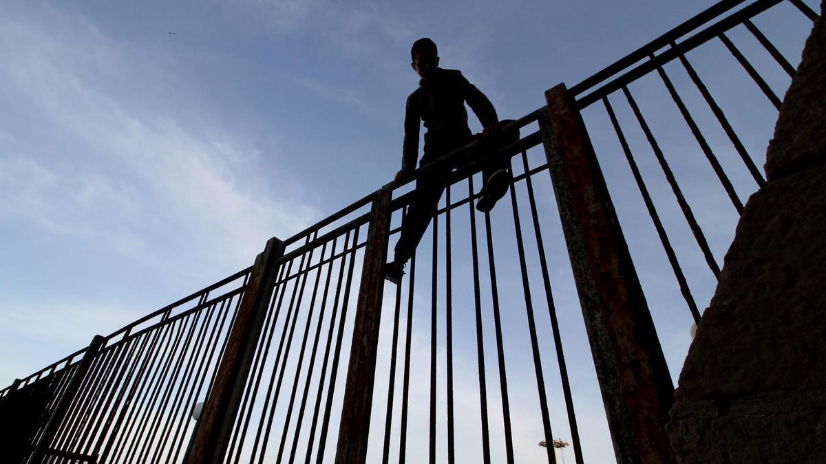 Imagen de archivo de un joven intentando entra a Melilla.