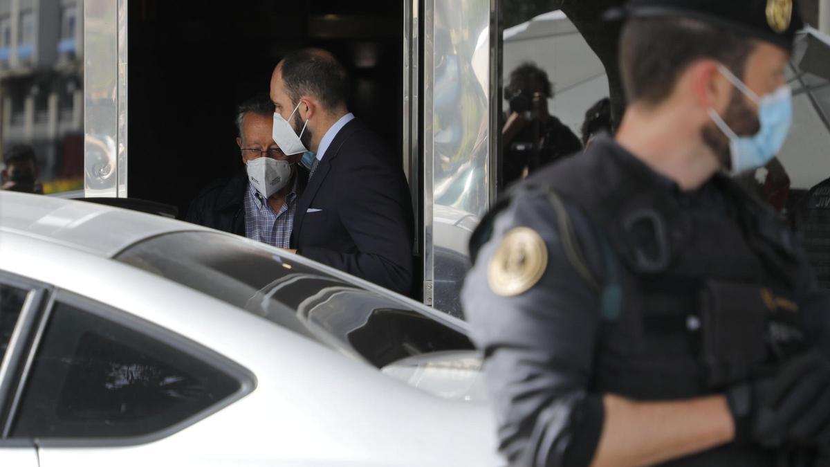 El exvicealcalde Alfonso Grau sale de su domicilio tras registrar la UCO de la Guardia Civil su vivienda, el 13 de mayo de 2021.