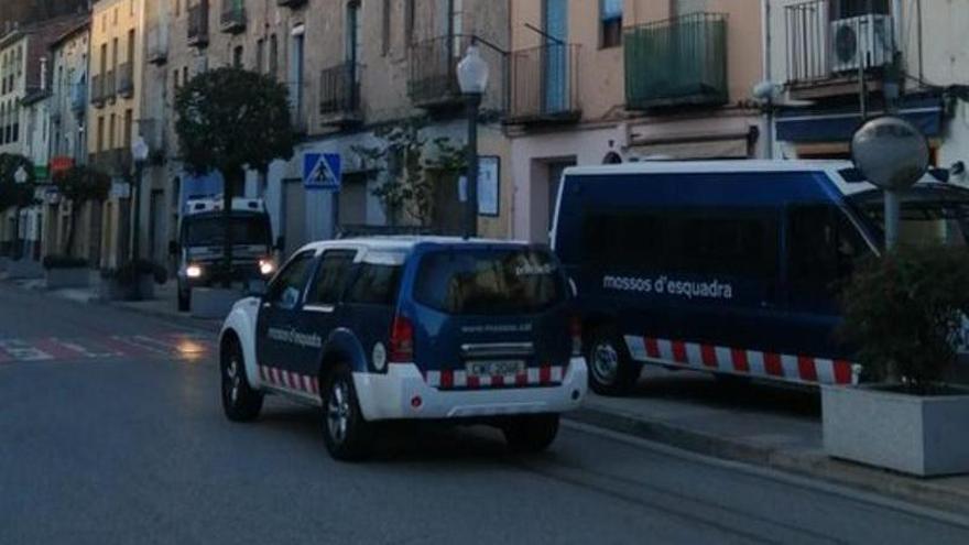 Furgones i agents dels Mossos davant d'un dels habitatges que s'ha escorcollat