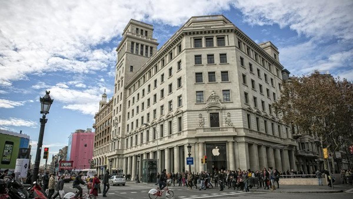 Edificio del Banesto y actual sede de Apple en la plaza de Catalunya, en Barcelona.