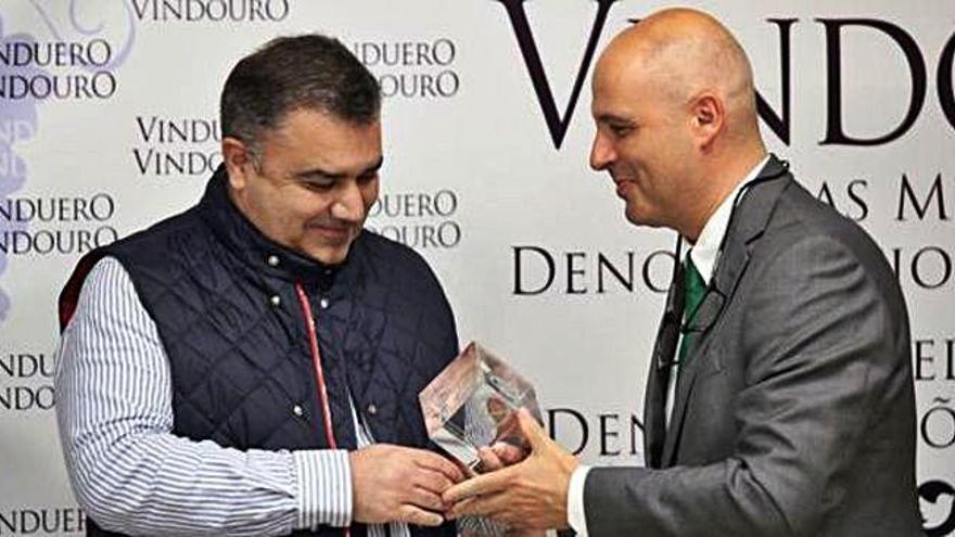 Carlos Gallego (izquierda) recoge el premio concedido a la Denominación de Origen Toro