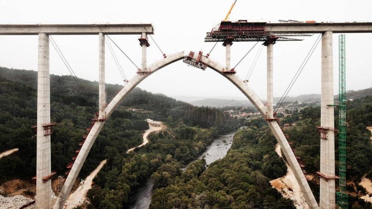 Puente sobre el río Ulla para la alta velocidad ferroviaria construida por Grupo Puentes