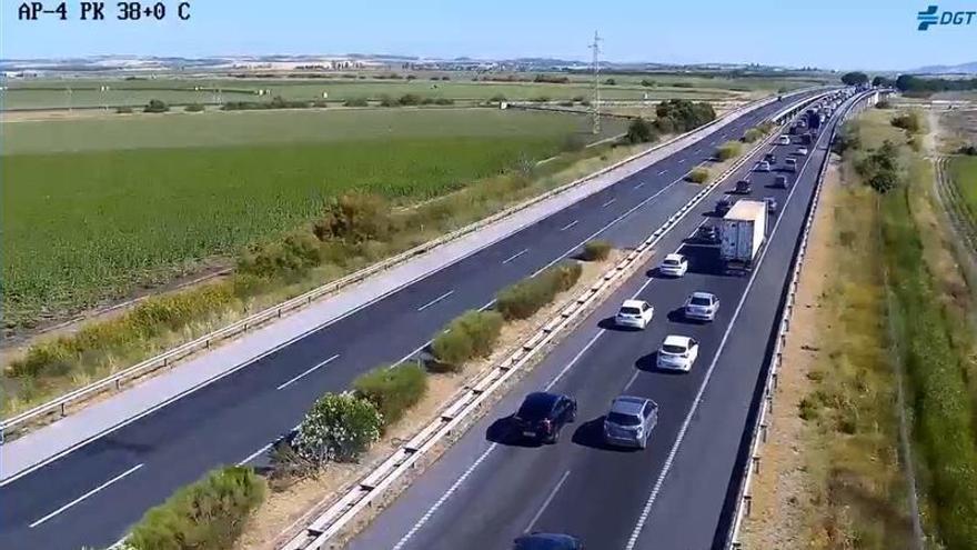 Vídeo | Tráfico lento en la AP-4 por un accidente en Las Cabezas de San Juan