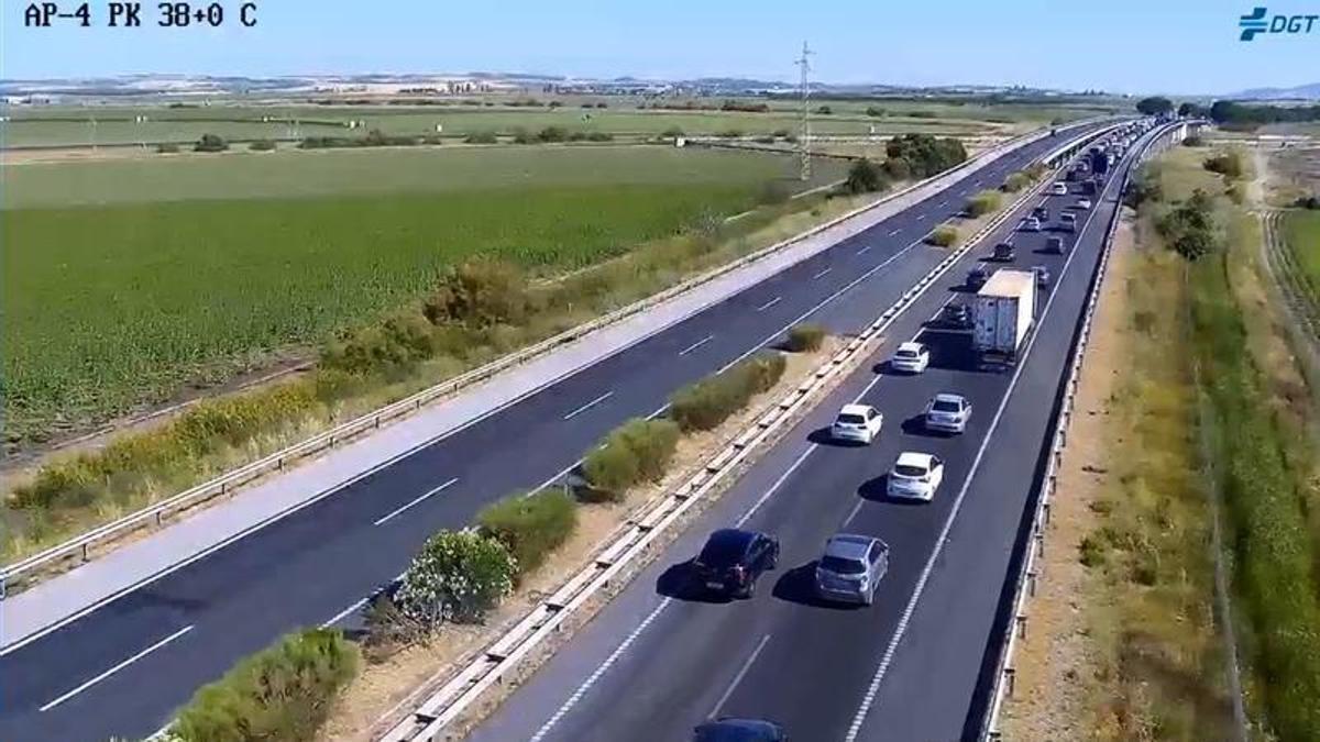 Tráfico lento en la AP-4 por un accidente en Las Cabezas de San Juan