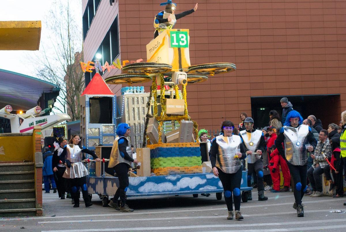 La peña Versalles a su salida del colegio Palacio Valdés al inicio del Descenso del pasado año.