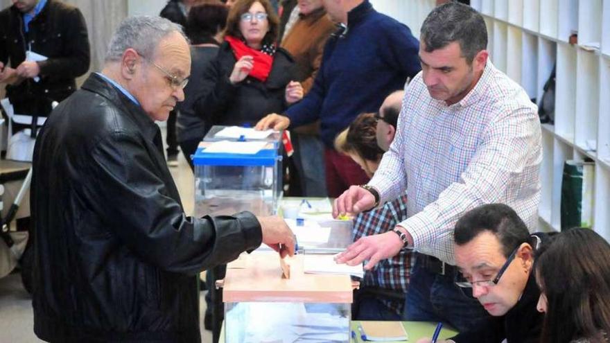 Un vilagarciano ejerce su derecho al voto en el colegio electoral de A Lomba. // Iñaki Abella