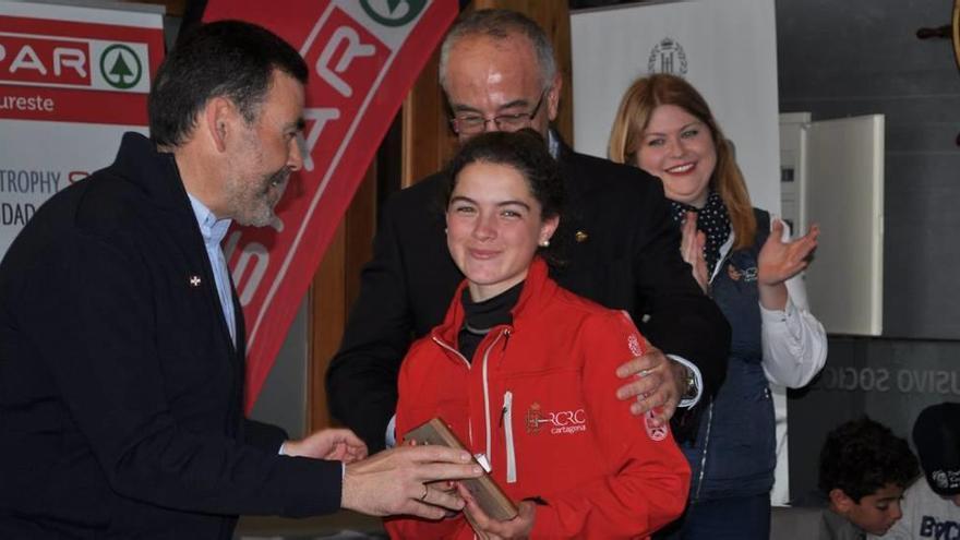 La joven Marina León recibe el premio de la mano del alcalde de Cartagena.