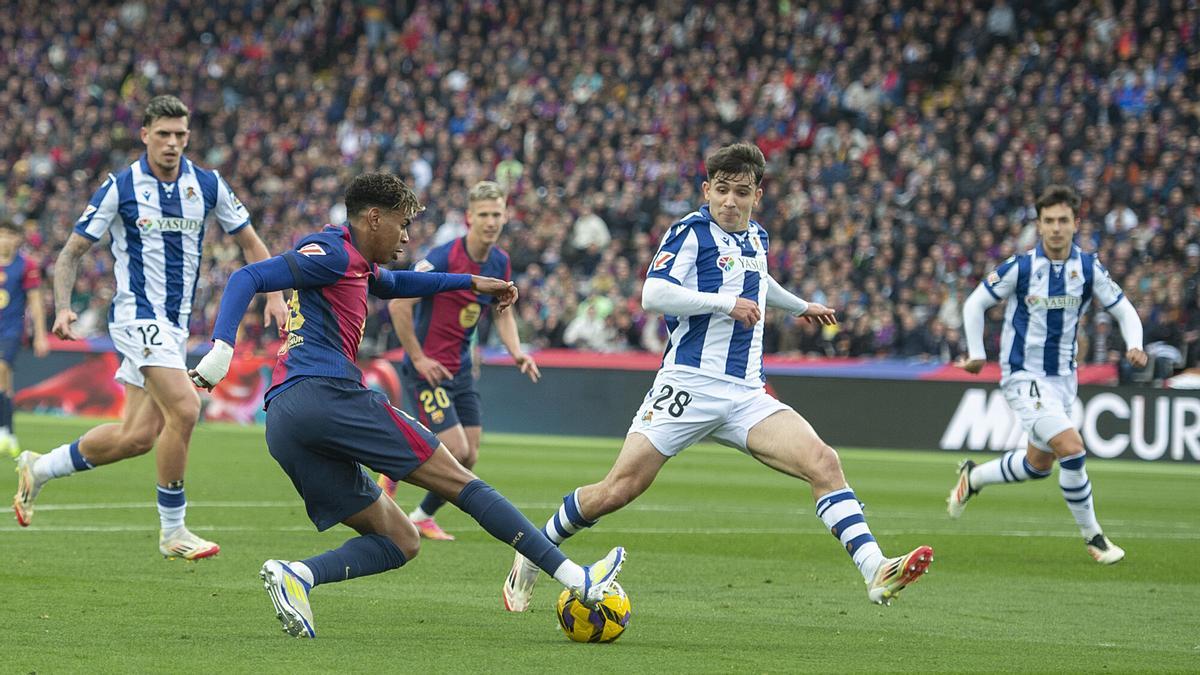 Lamine Yamal recorta a Marín en el área durante el partido ante la Real Sociedad.