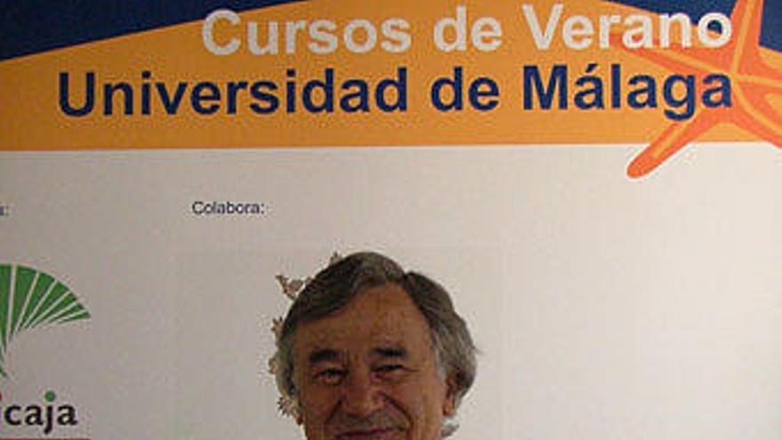 Conferencia. Martínez Arnaldos habló sobre la novela corta.