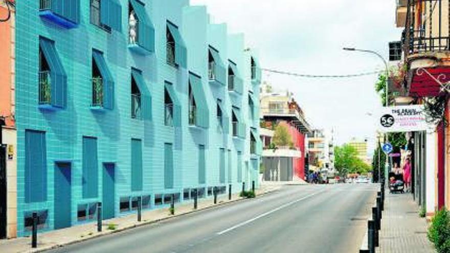 Die Avinguda Joan Miró auf Höhe des blauen Wohnkomplexes Fabri-Casas.