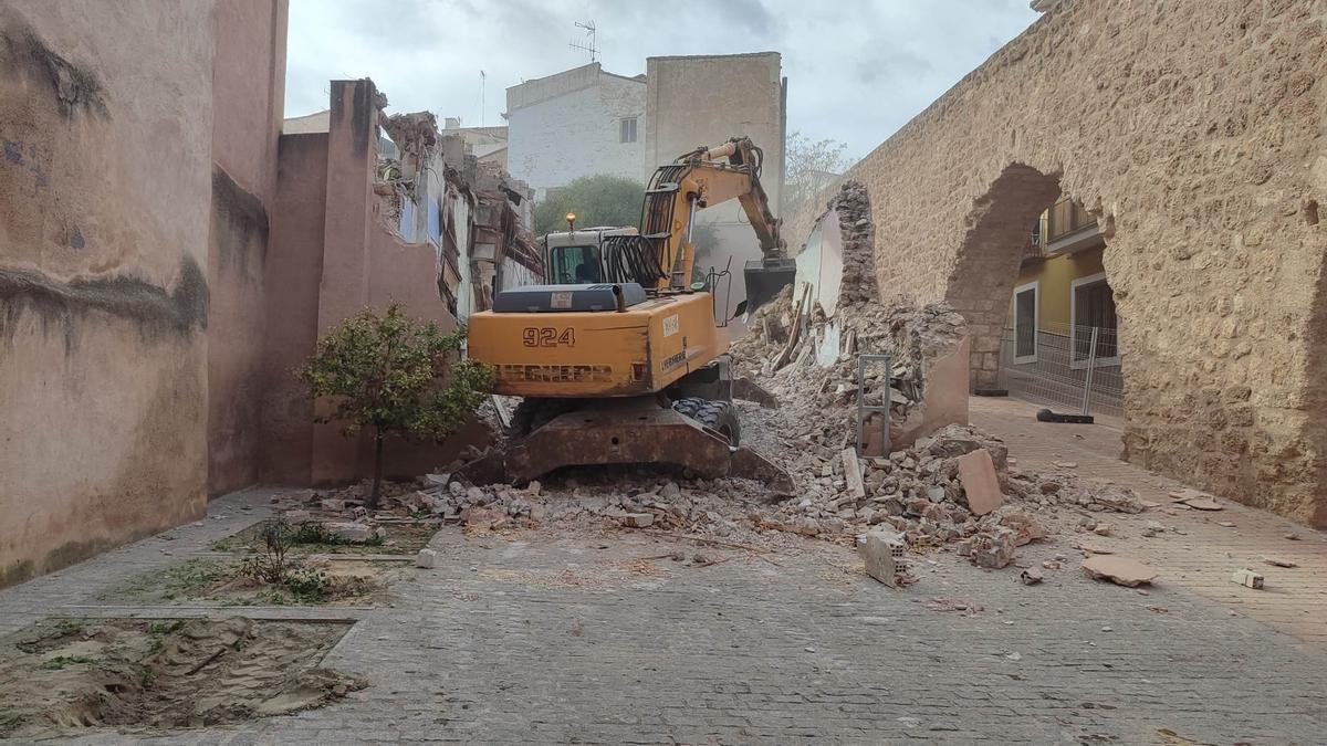 La obras que darán un aspecto renovado al casco antiguo comienzan dejando a la vista el lugar junto al acueducto que se convertirá en parque urbano y dará paso a la calle San Roque desde la calle Muralla de Segorbe.