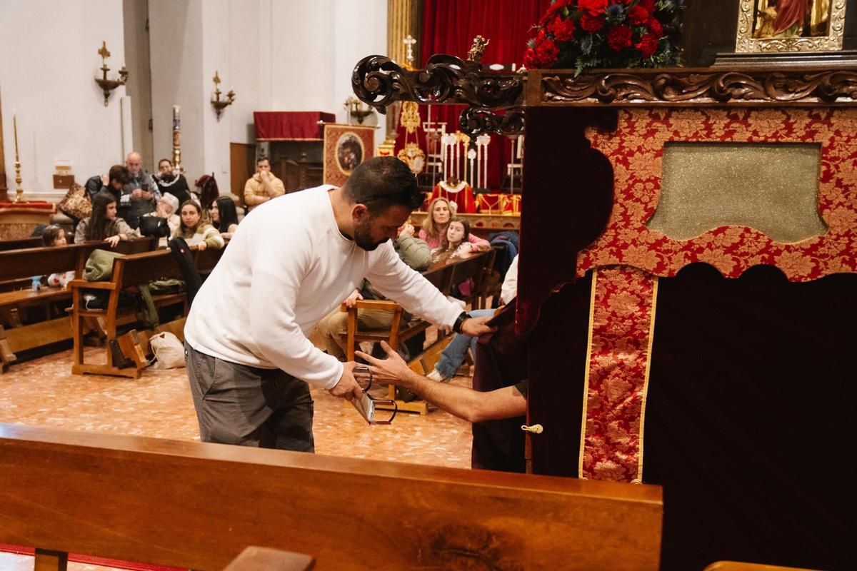 María y el resto de costaleros sostendrán al Cristo de las Tres0 Caídas a su salida por Madrid este miércoles.