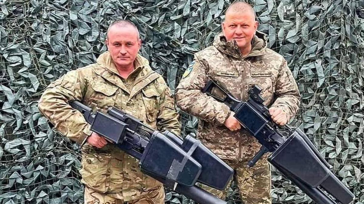 Dos soldados ucranianos con el fusil antidron lituano EDM4S.
