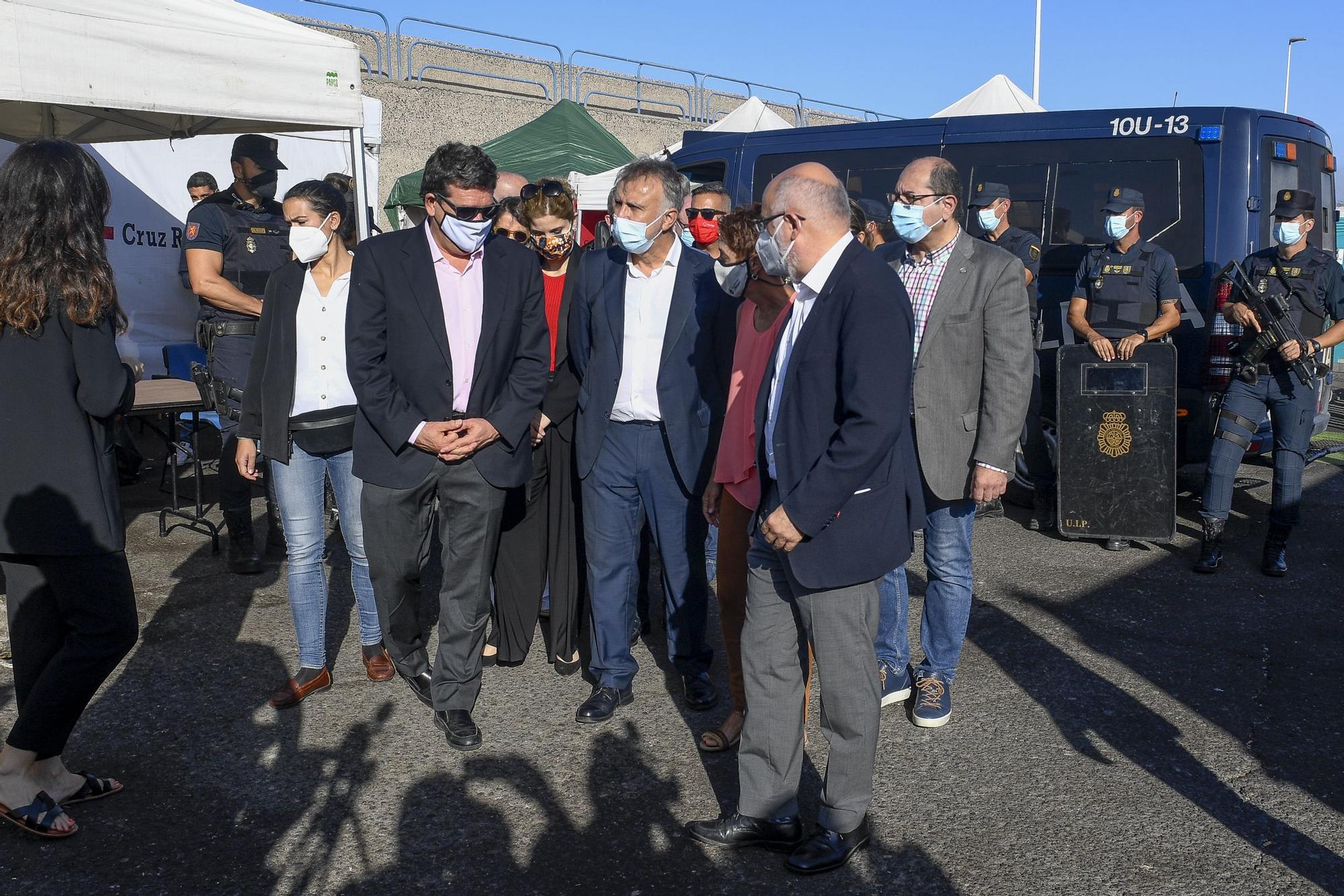 Escrivá visita el muelle de Arguineguín