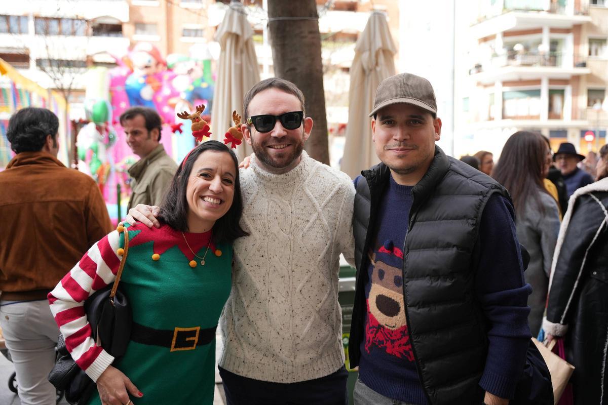 Los elfos y renos de la Navidad también estuvieron presentes en la 'tardebuena' en la plaza de los Alféreces de Badajoz.