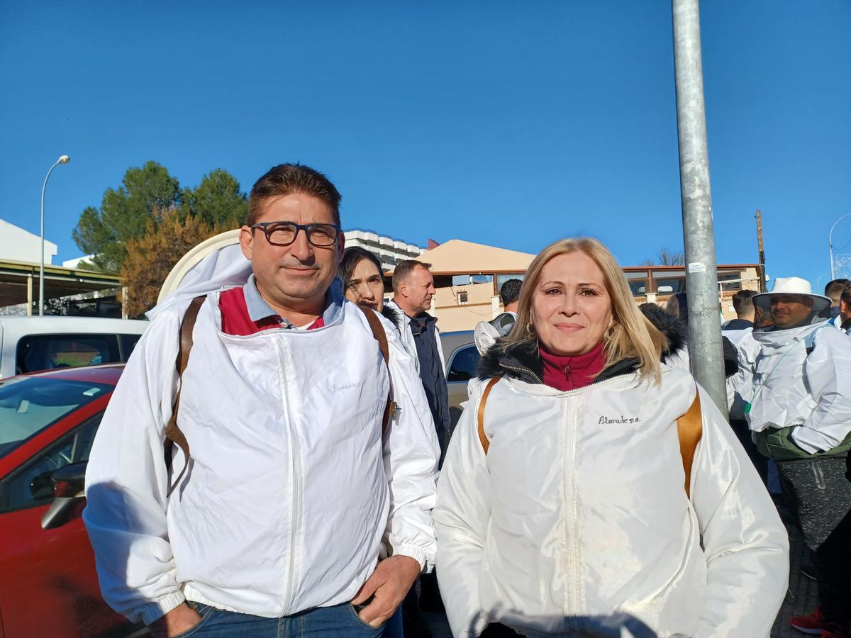 Almudena Pozo y Paco, un matrimonio de apicultores de Fuenlabrada de los Montes que han acudido a la protesta de Mérida.