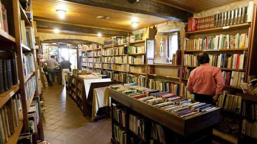 Varios clientes en una librería gallega.