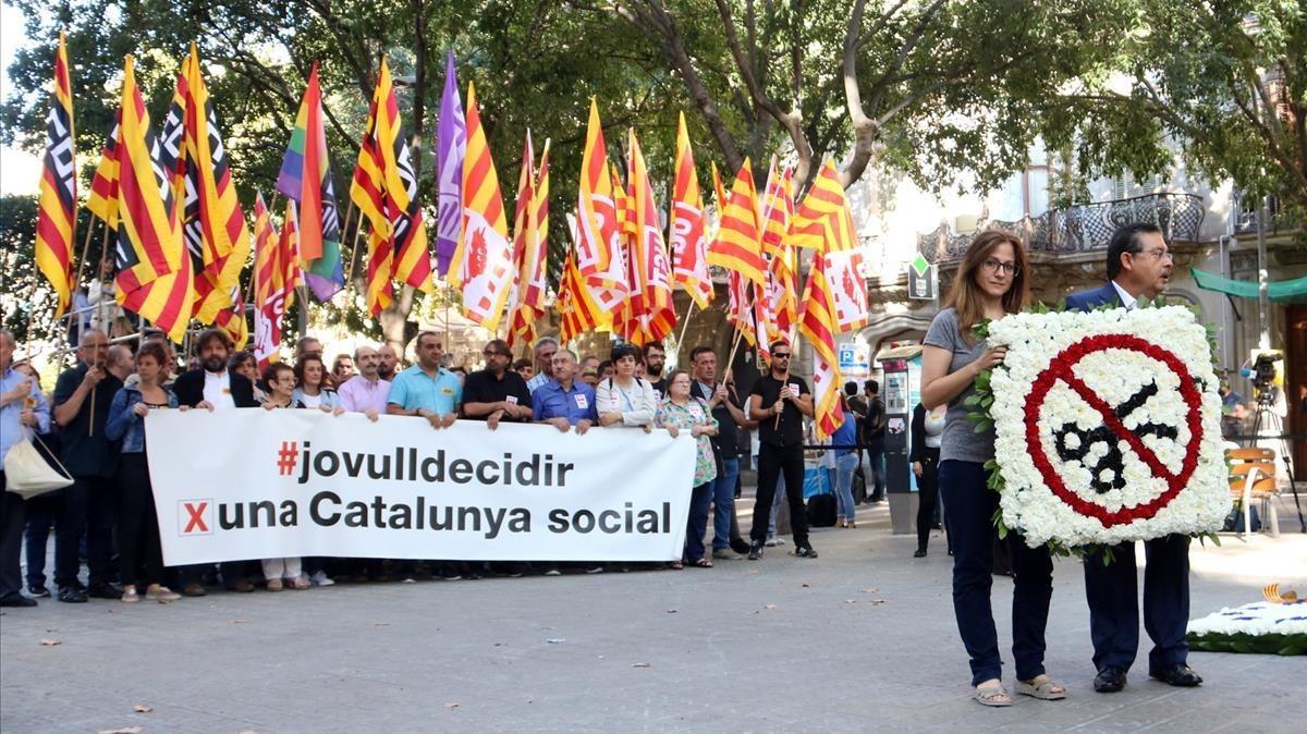 Representantes de CCOO y la UGT con una original y reivindicativa ofrenda floral.