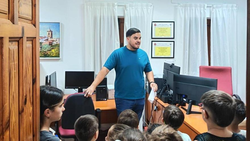 El Ayuntamiento de Calzadilla acerca su gestión a los escolares con una visita y les recibe el alcalde