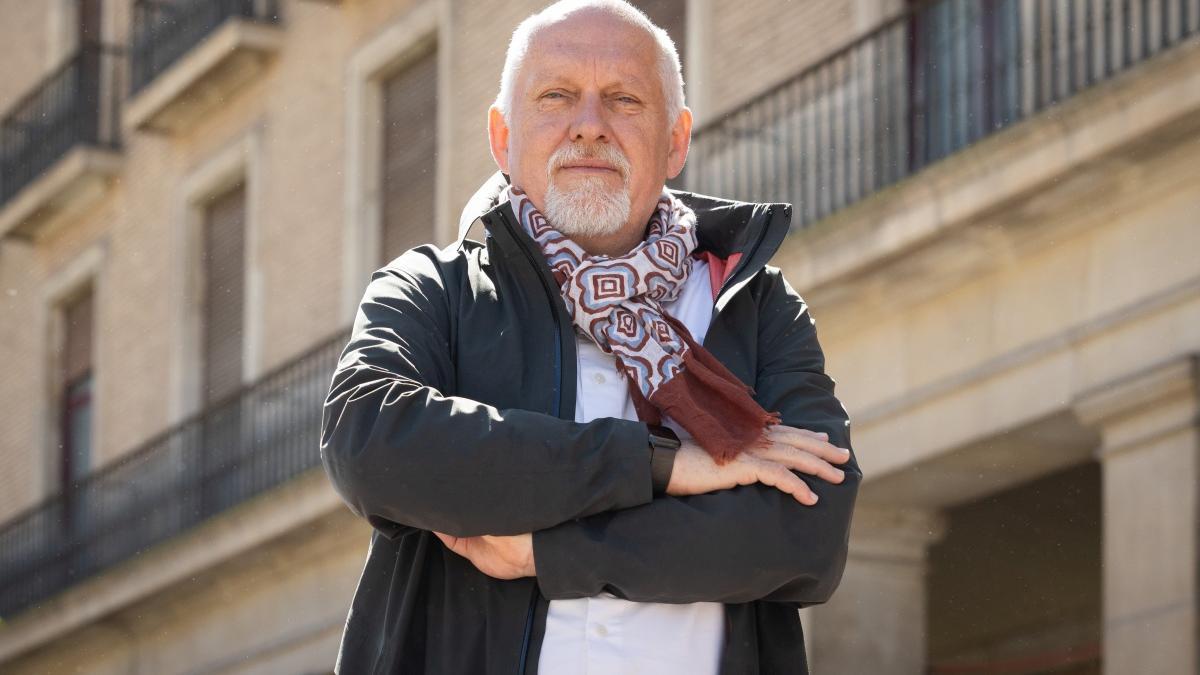 El museógrafo Boris Micka, este miércoles, delante del edificio de los Antiguos Juzgados de Zaragoza.
