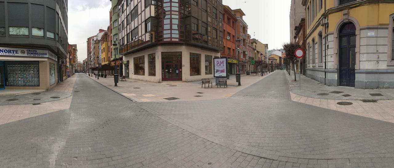 El centro  de La Felguera, vacío durante el confinamiento. | J. P.