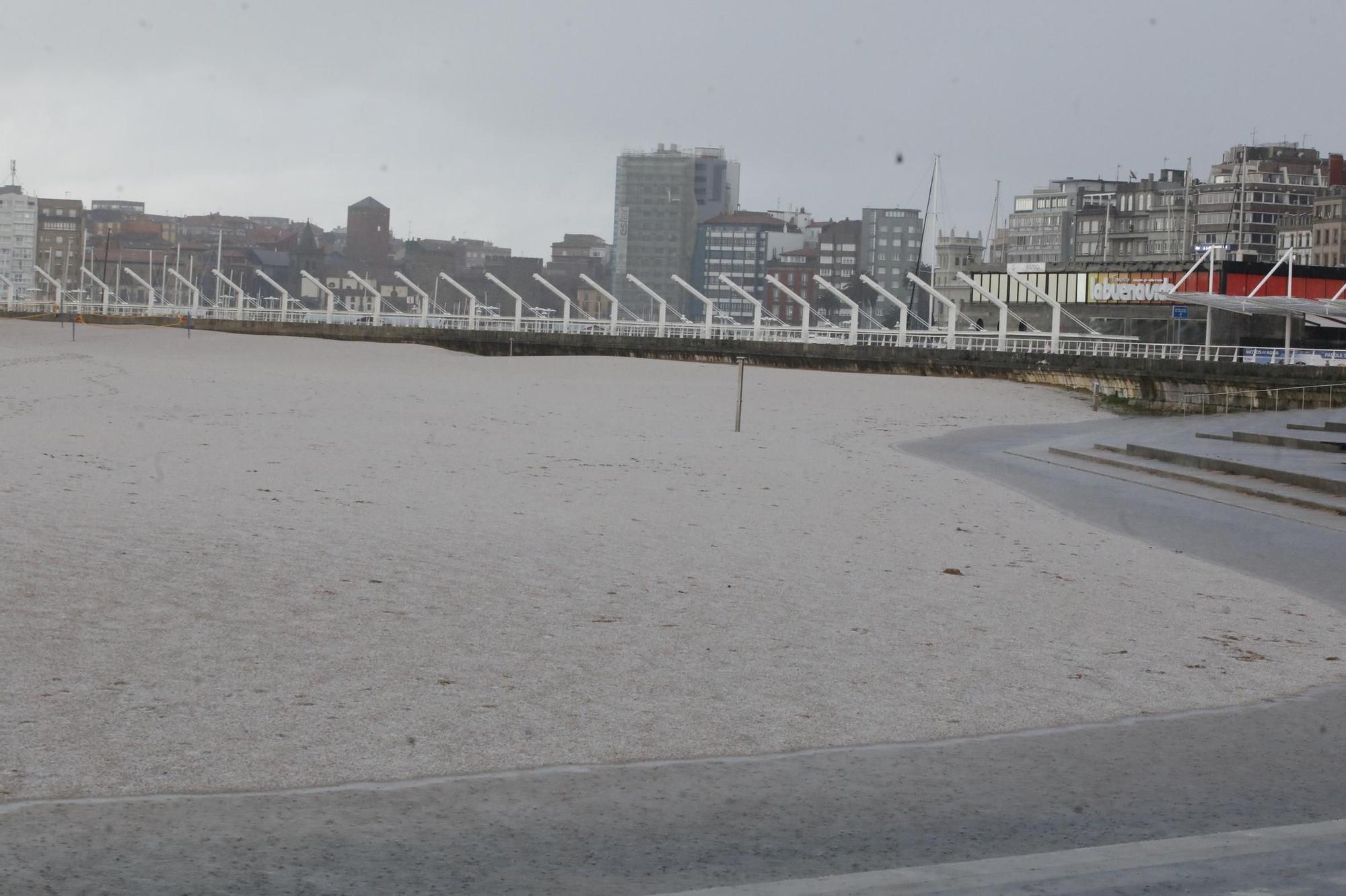 El granizo cubre la playa de Poniente