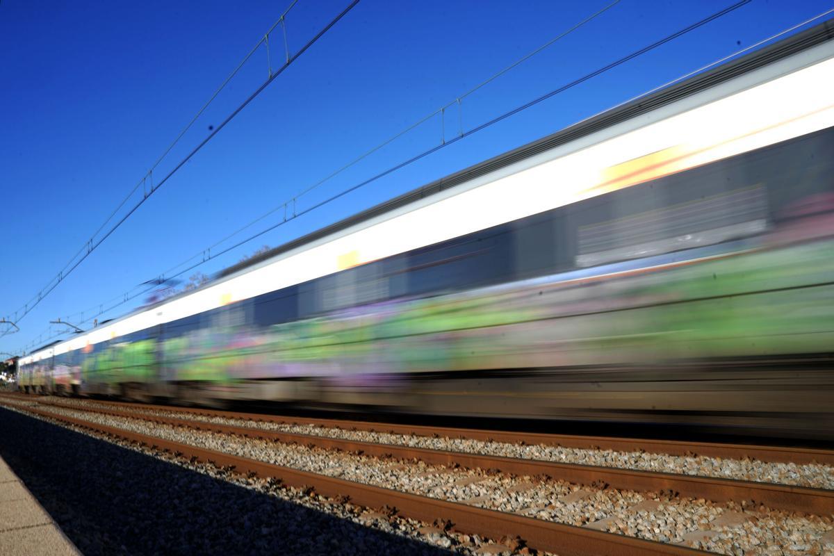 Vista de un tren de Rodalies este viernes cuando el servicio ha recuperado su operatividad en la totalidad de las líneas, suspendida durante dos días a raíz del accidente de Gelida (Barcelona).