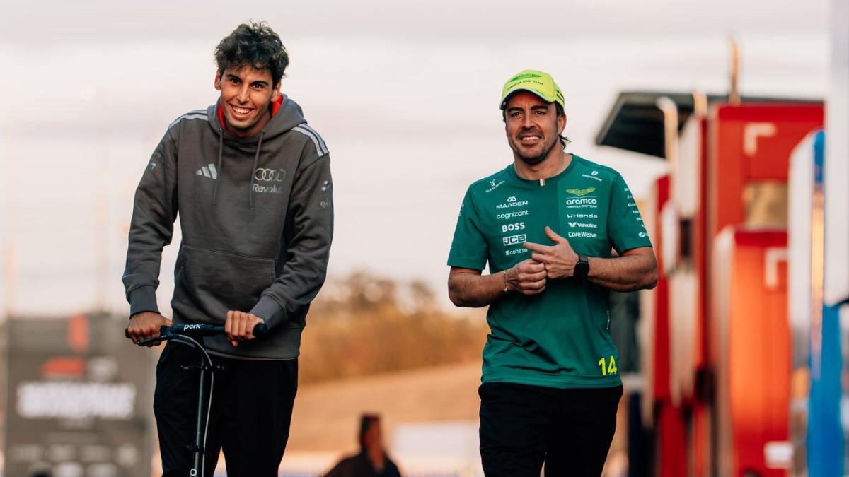 Alonso, sonriente en el paddock de Hungría junto a Bortoleto